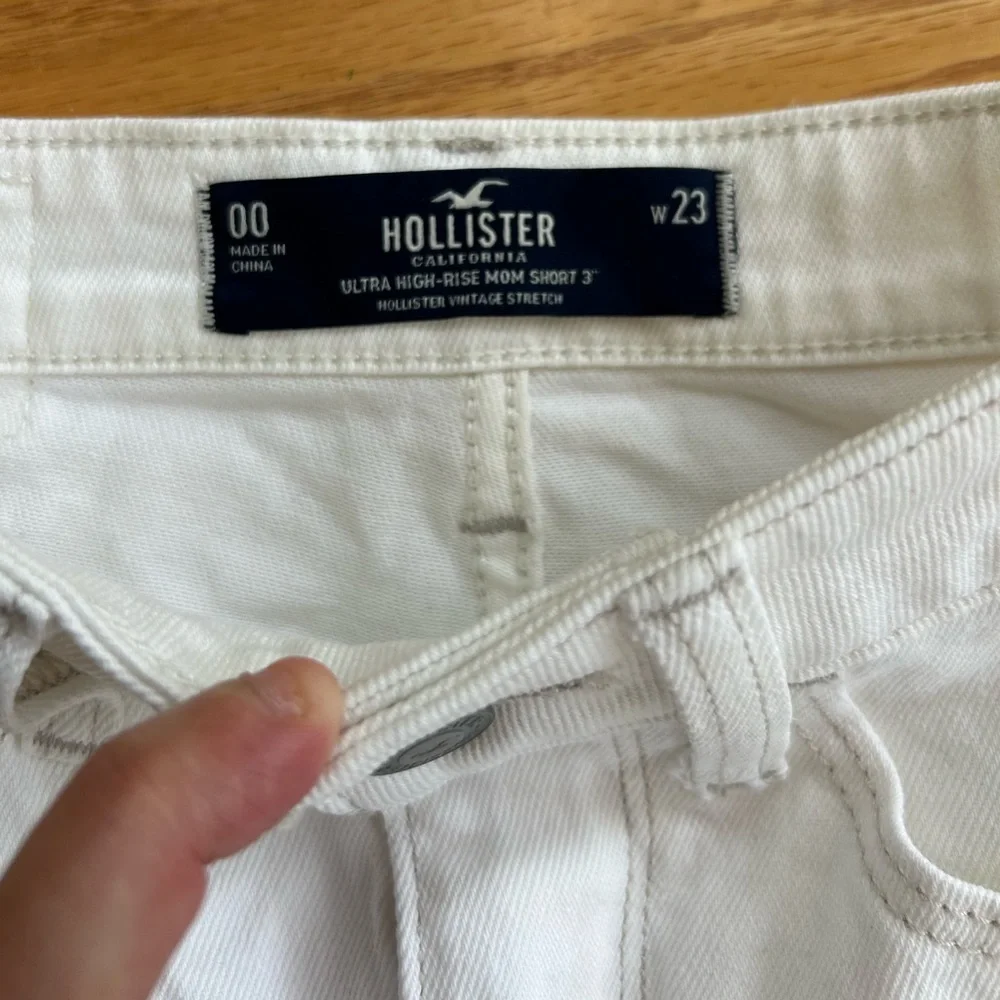Hollister Women’s Ultra High Rise Mom Shorts White Cuffed W‎ 23 00